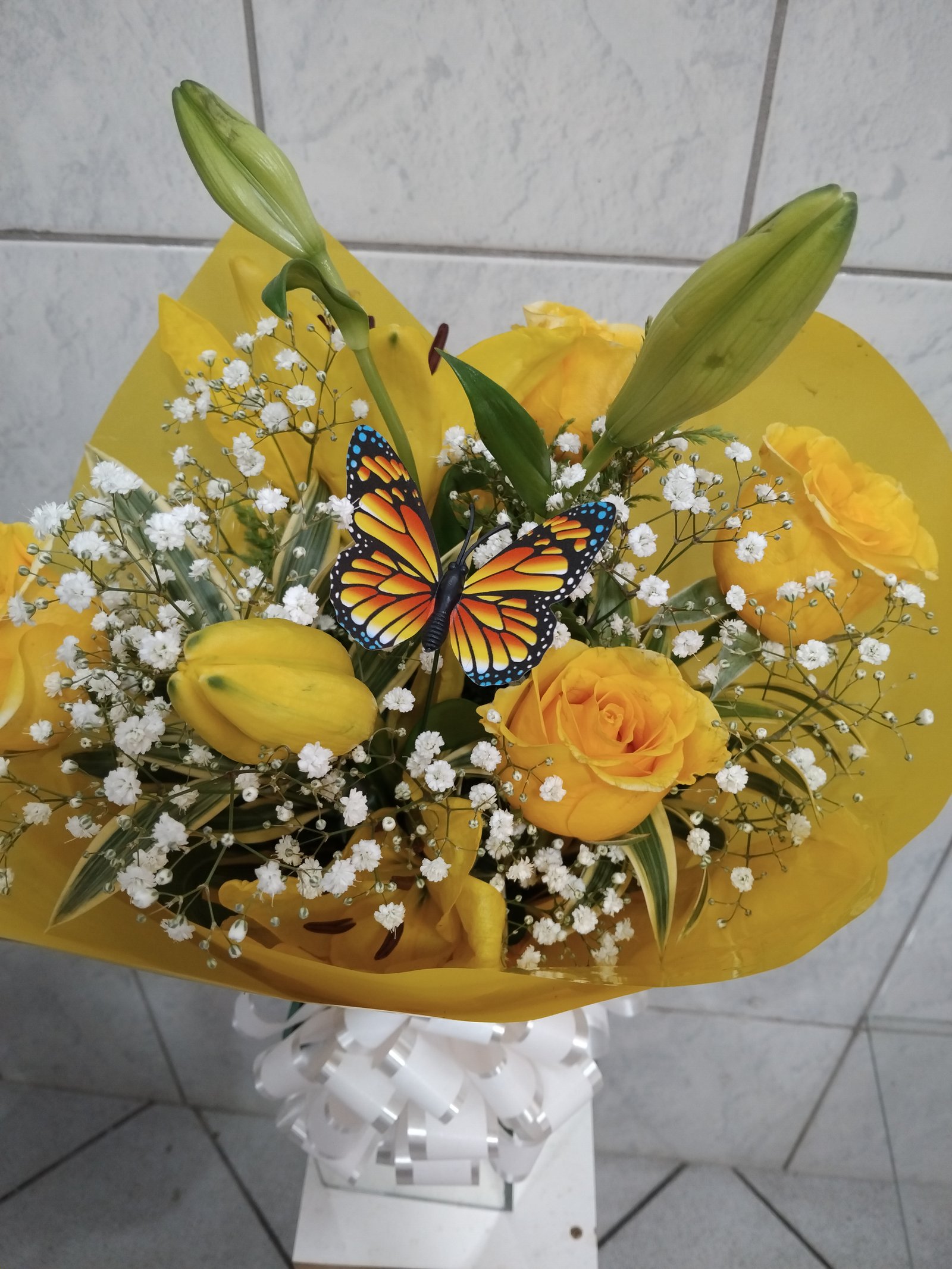 Mini buque de lírios amarelo e rosas